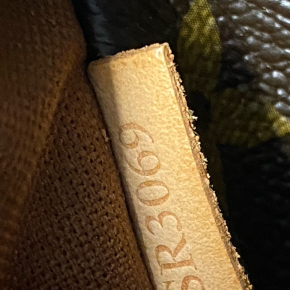 💕💕💕SOLD💕💕💕
🤩🤩🤩LV TOTALLY MM MONOGRAM🤩🤩🤩 - Picture 16 of 16